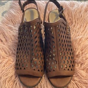 Cute chunky heel sandals size 9W